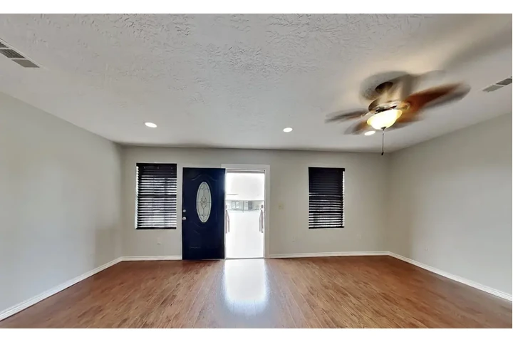 $850 : spacious charm natural home image 4