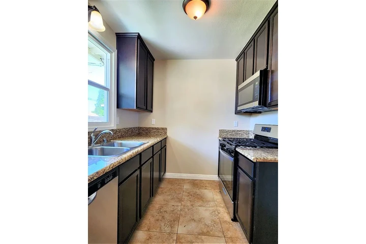 $900 : Beautiful recently remodeled ! image 7
