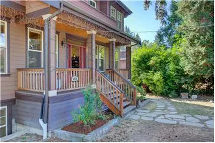 $1150 : Rental property with 1 bedro image 2