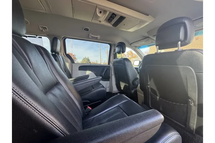 $6500 : 2014 Town and Country Touring image 10