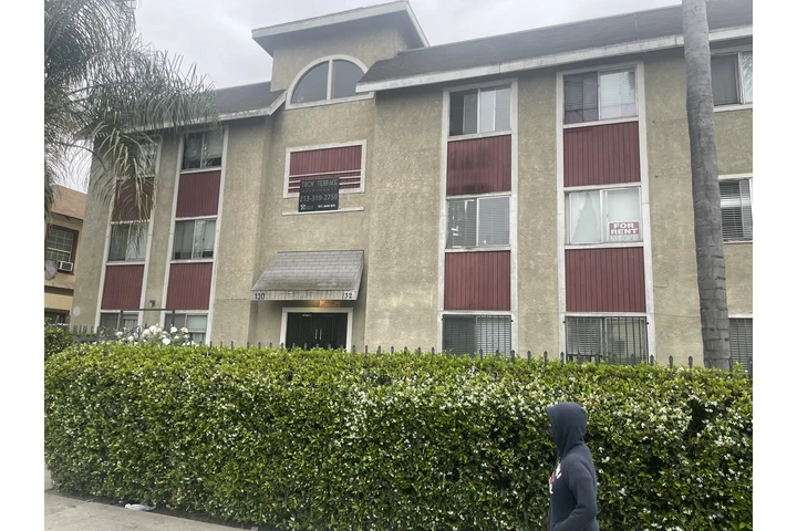 $2350 : 130 E Adams Blvd image 1