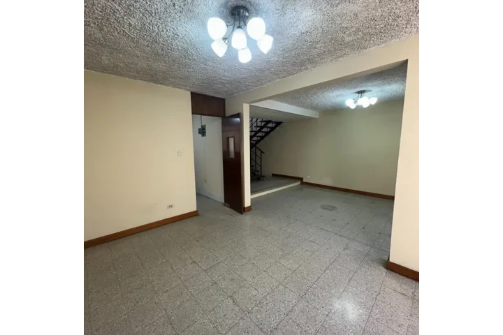 $1000 : Casa en renta zona 11 mariscal image 3