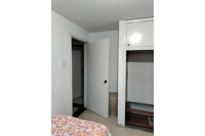 $700000 : SE ARRIENDA HABITACIÓN DAMA image 1