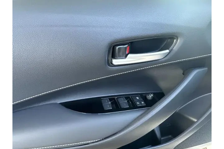 $21990 : Toyota Corolla Hatchback 202 image 10