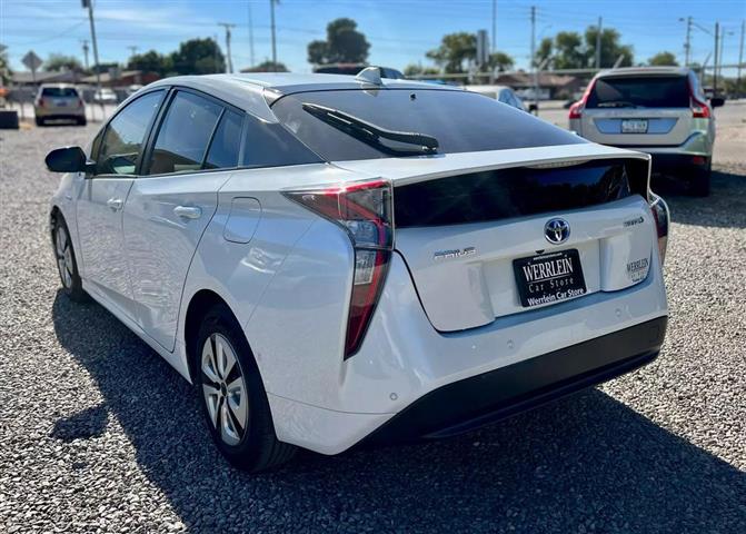 2017 TOYOTA PRIUS image 8