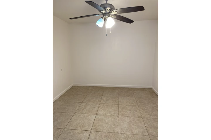 $750 : Se renta recámara en Fontana image 3