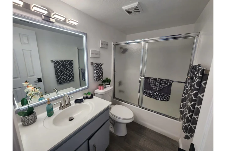 $2650 : Bella casa remodelada 2 pisos image 5