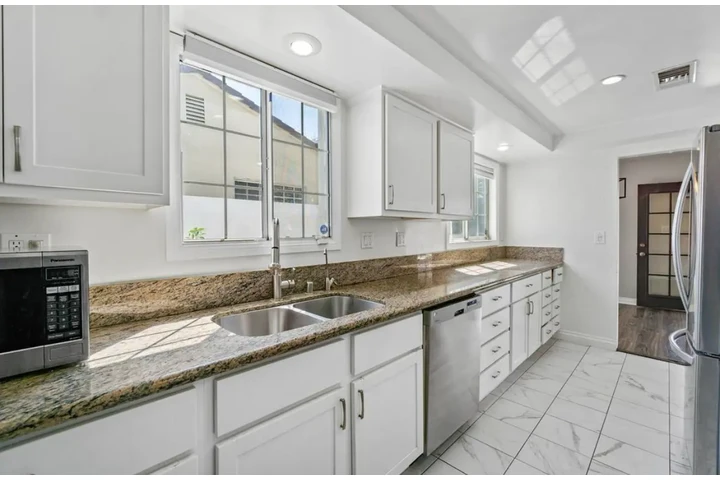 $2500 : 3 Bed House in Vermont Square image 5