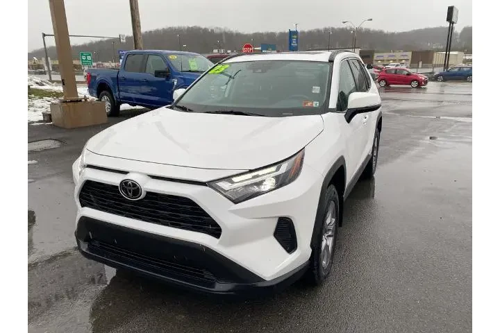 $32935 : Toyota RAV4 2023 AWD XLE 4dr image 2