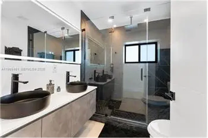 $7500 : Rental property with 3 bedro image 7