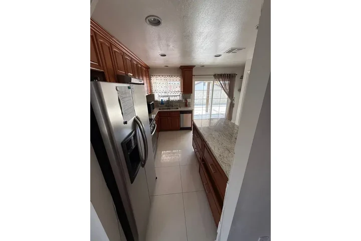 $1500 : Welcome to this stunning 3-bed image 6