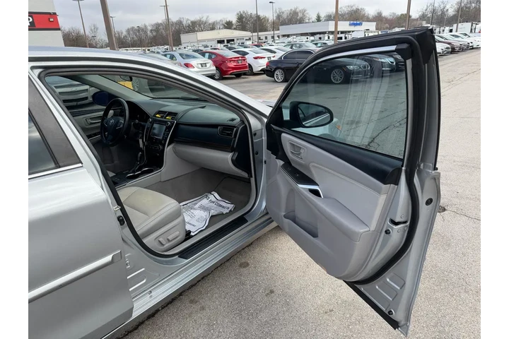 2016 Camry XLE image 8