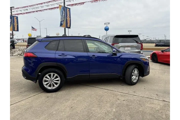 $24884 : Toyota Corolla Cross 2024 LE image 3