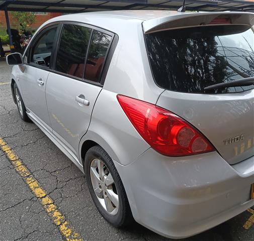 $30000000 : Se vende Nissan Tiida hashback image 2