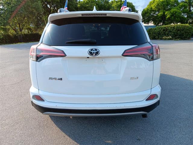 $1500 : Toyota rav4 2017 image 4