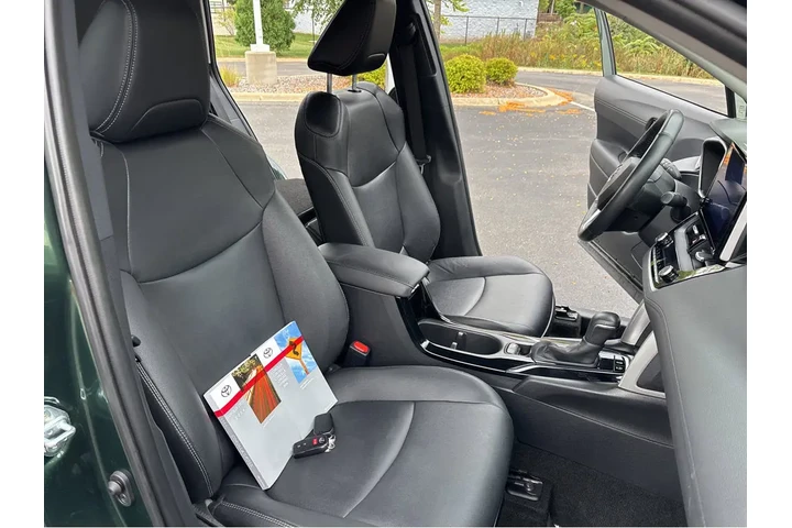 $30000 : Gold Certified2024 Corolla Cr image 5