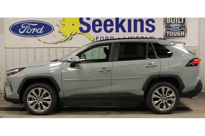 $36995 : Toyota RAV4 2023 AWD XLE Pre image 3