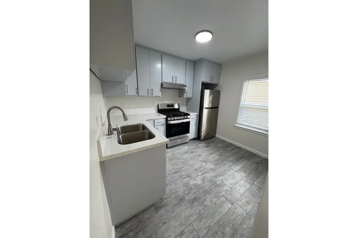 $3100 : 324 N Palomares St image 5