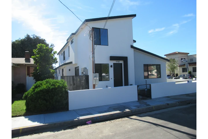 $3500 : Bellflower Casa Nueva de 3recs image 1