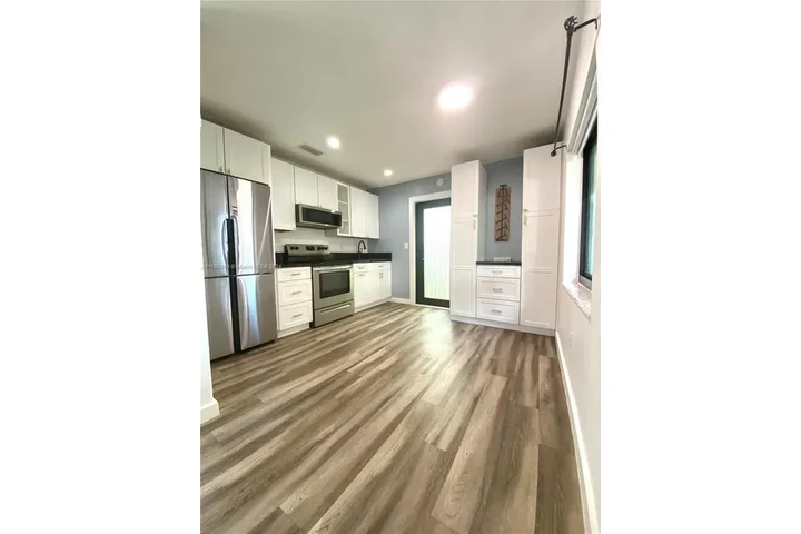 $2000 : 2 bed 1 bathroom image 2