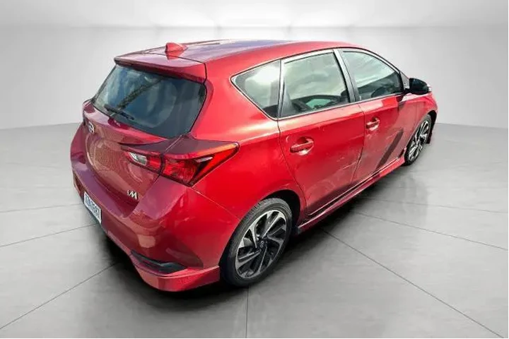 $12995 : Scion iM 2016 4dr Hatchback image 2