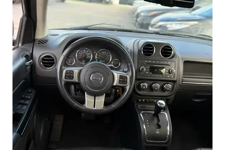 $8000 : Jeep Compass 2012 4x4 Limite image 4