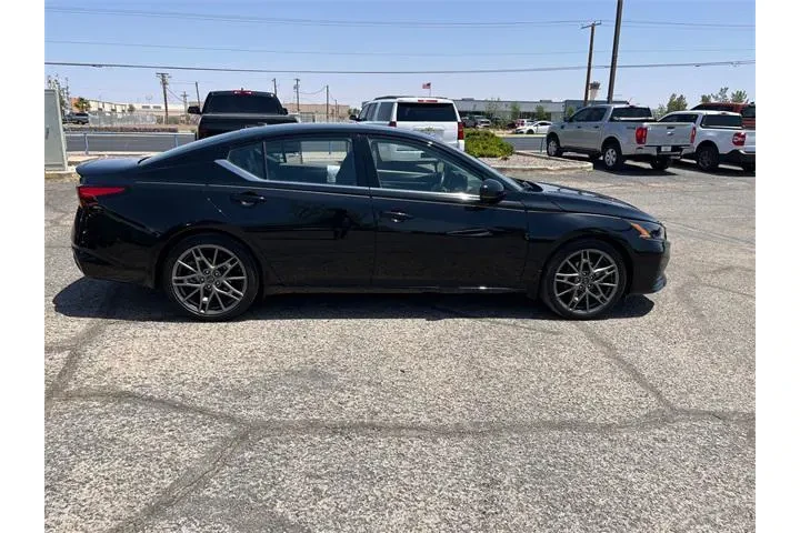 $26568 : Nissan Altima 2023 2.0 SR 4d image 9