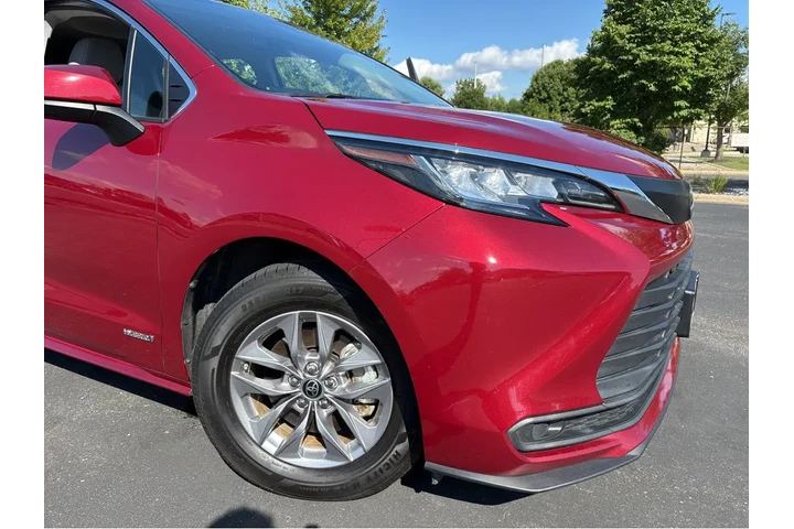 $32979 : Gold Certified2021 Sienna LE image 6