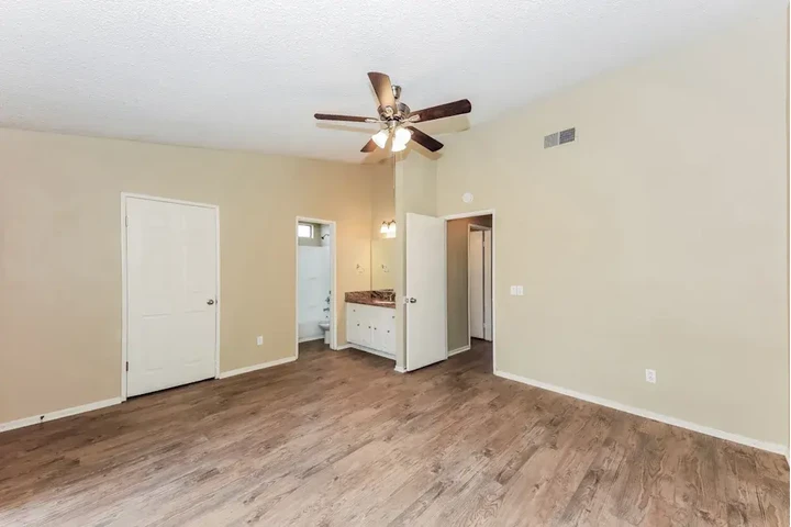 $2100 : Charming 3-Bedroom Home image 7