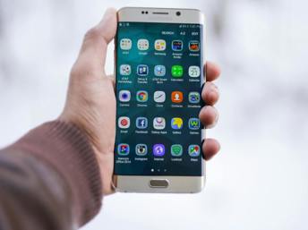 Persona con un teléfono en la mano
