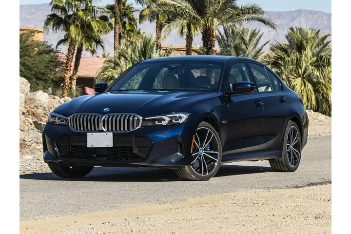 $32153 : BMW 3 Series 2024 330e 4dr S image 1