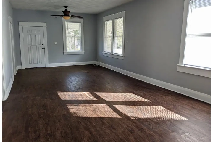 $890 : Fully renovated Single home image 5