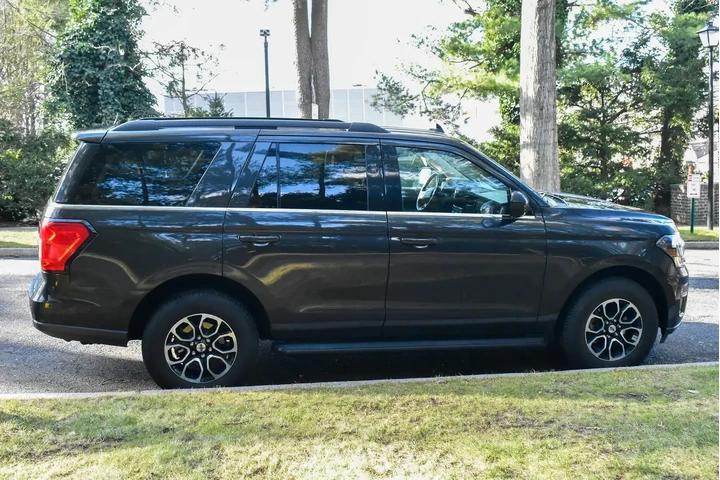 $35995 : Ford Expedition 2024 4x4 XLT image 9