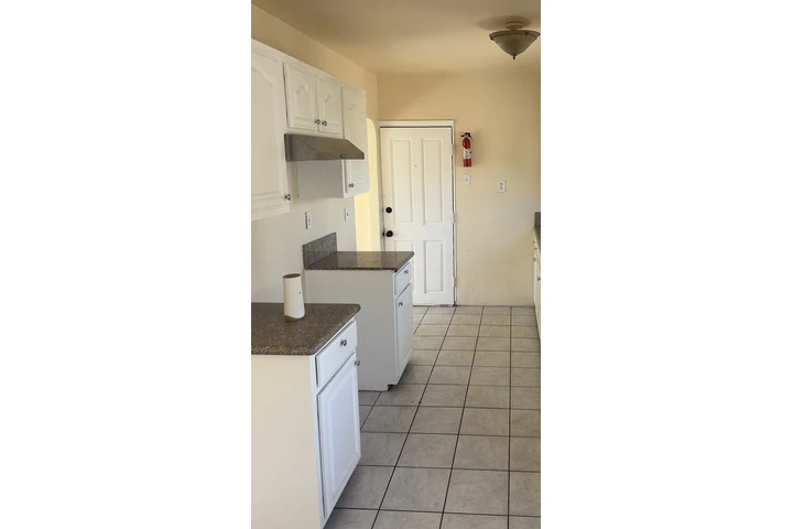 $1800 : One bedroom One bathroom 90280 image 3