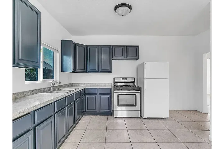 $1195 : Spacious 3bd 1ba @ LA image 2
