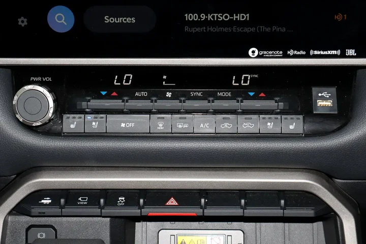 $52988 : 2024 Tundra 4WD Limited image 10