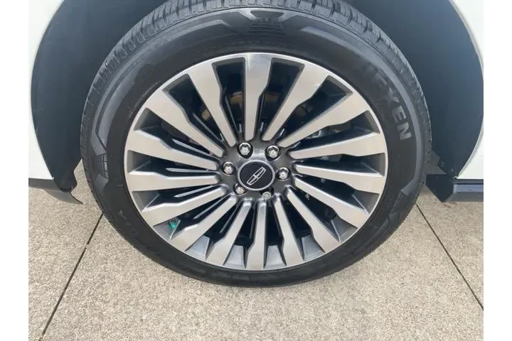 $31980 : Lincoln Navigator 2020 4x2 R image 2