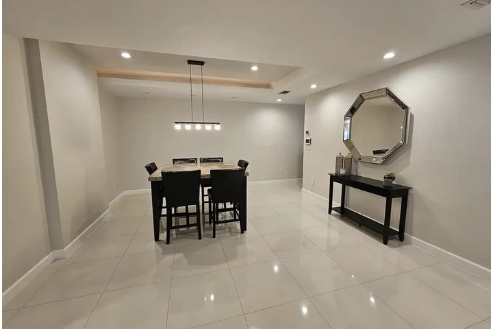 $1000 : charming Spacious home image 4