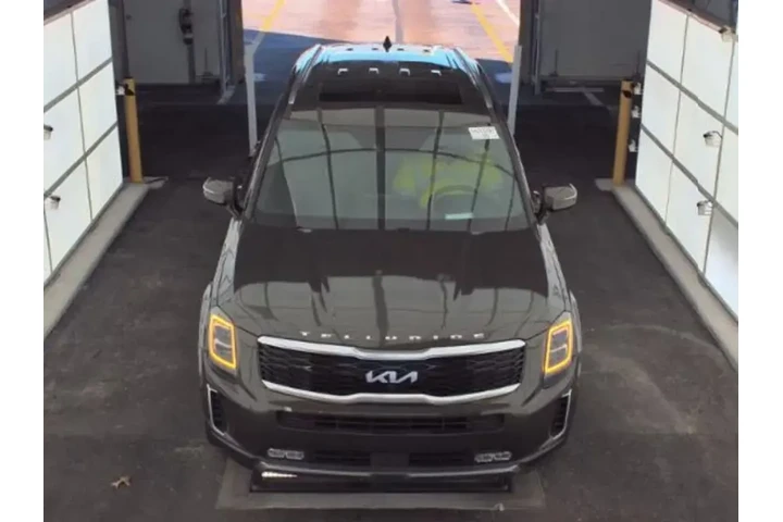 $28490 : Kia Telluride 2022 AWD SX 4d image 2