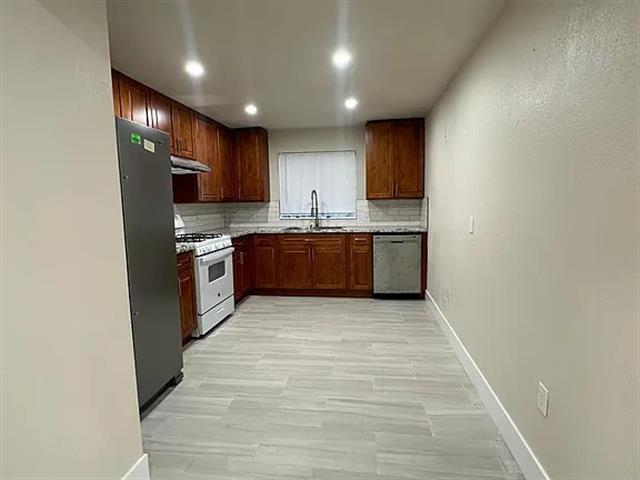 $2000 : GORGEOUS 3 BED 1 BA APARTMENT image 9