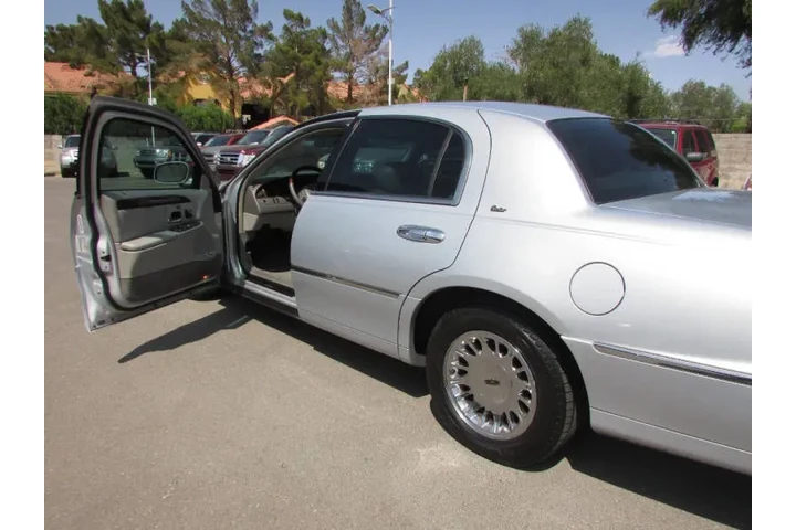 $5995 : 2002 Town Car Cartier image 10