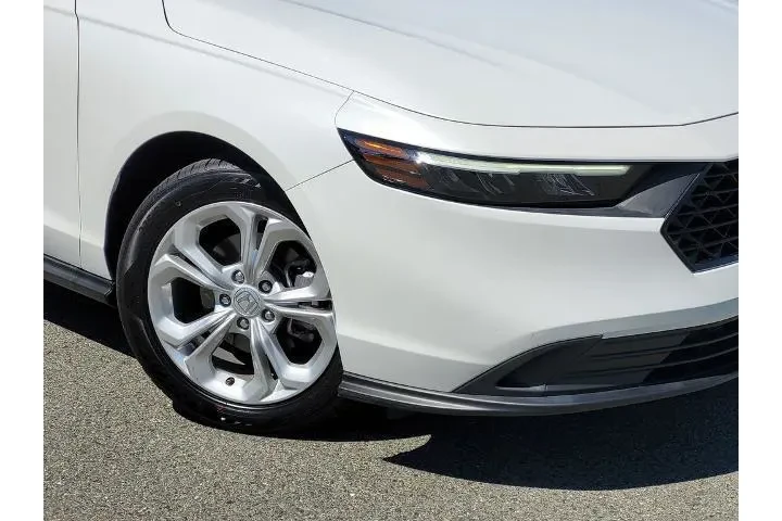 $27100 : Honda Accord 2024 LX 4dr Sed image 9