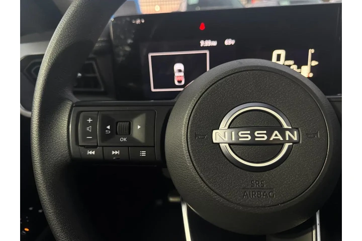 2025 Kicks SV 4WD image 8