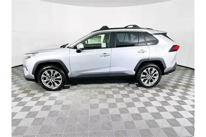 $39900 : Toyota RAV4 2025 AWD XLE Pre image 4