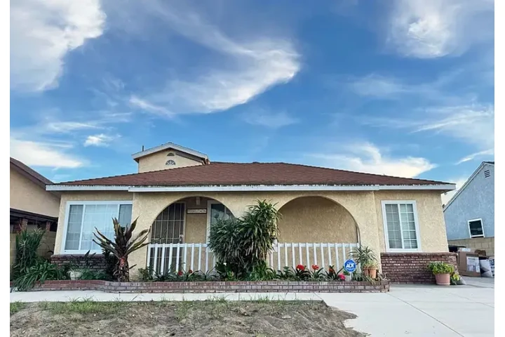 $2300 : HOUSE RENT IN Norwalk image 1