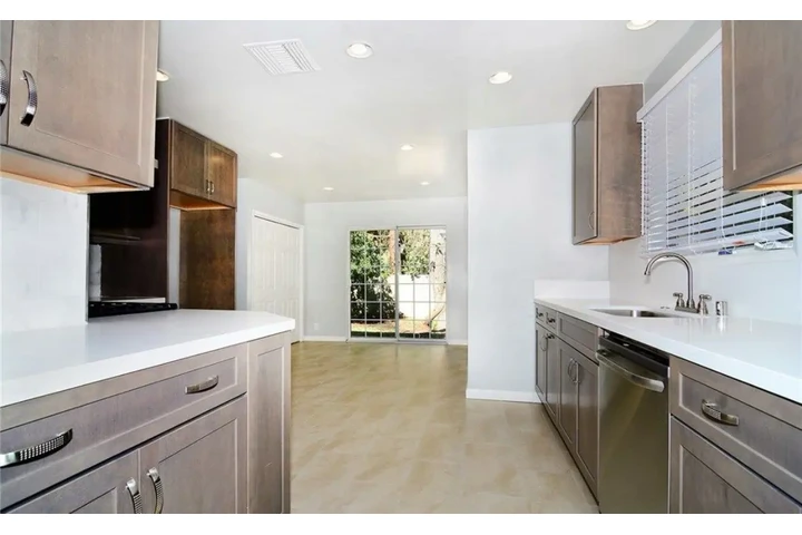 $2400 : 3 Bed 2 Bath Home in Compton image 5