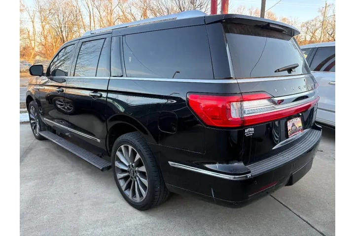 $27950 : 2018 Navigator L Select image 7