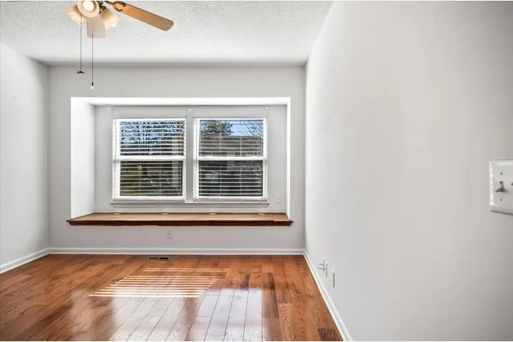 $1450 : Nice 2 Bedroom/1.5 Bath image 3