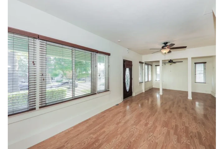 $1895 : Nice 3BD Unit Available Now image 4