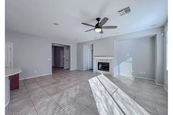 $2000 : Welcome To Nice 3Bed/2Bath image 2